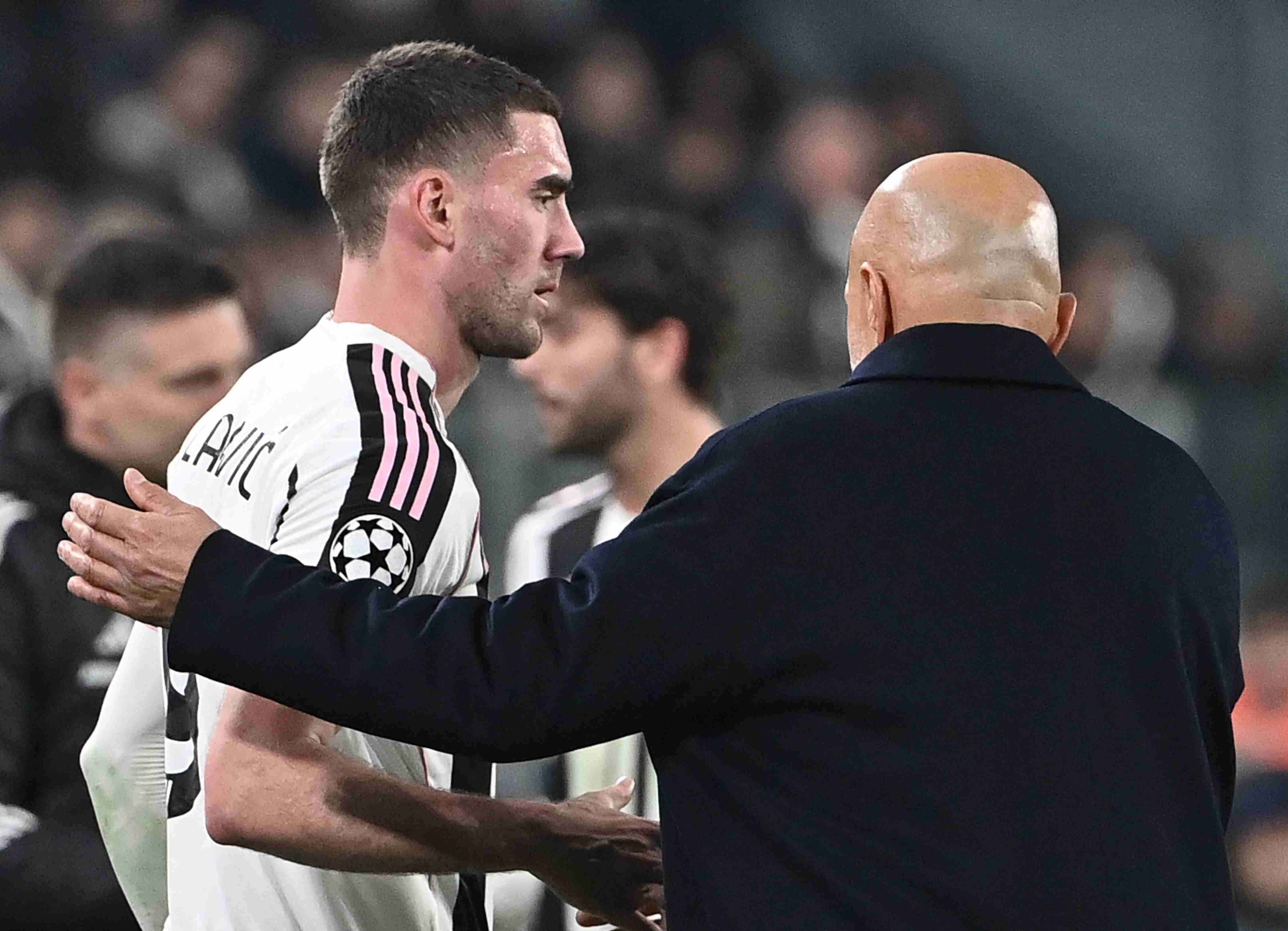 米体：尤文暂缓续约弗拉霍维奇，AC米兰伺机而动并考虑出售恩昆库