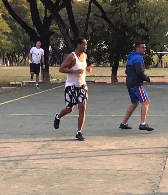 小罗纪录片：小罗曾在狱中率队11-2大胜夺冠，奖品是一头小猪崽