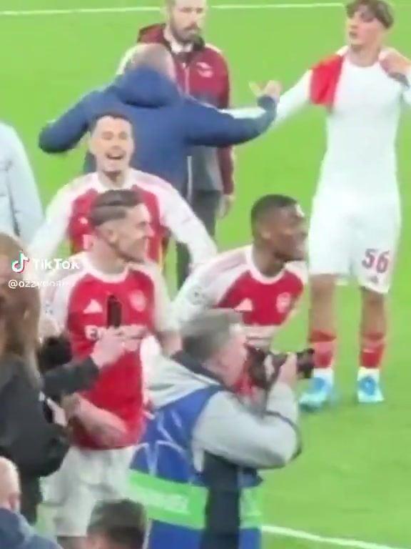 氛围太好了！苏维门迪获全场最佳一众队友起哄，马杜埃凯瘸腿祝贺