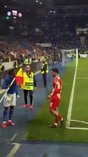 忍不了！白堡前锋赛后举角旗杆挑衅，美因茨中场推搡染红引冲突