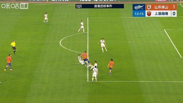 VAR认定越位！李帅失误 傅欢铲球，谢文能左脚兜射破门进球无效