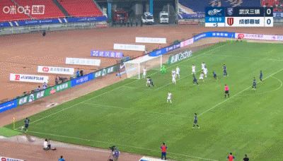 绍尔角球发出疑似击中费利佩手臂，三镇球员投诉手球，裁判未理会