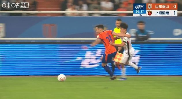 杨希人球分过被阿尔瓦罗拉倒，裁判向阿尔瓦罗出示黄牌