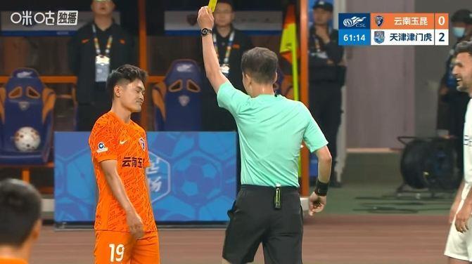点球变假摔！黄紫昌倒地主裁判第一时间判点，VAR改判假摔 黄牌