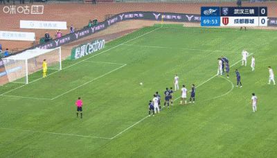 第68分钟，胡荷韬前插造黄点，韦林顿点射破门，蓉城1-0领先三镇