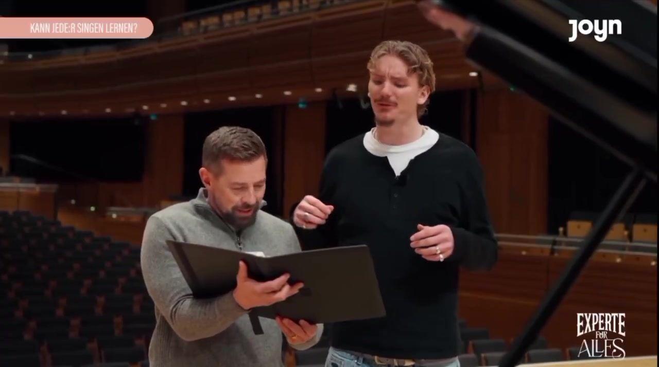 专心踢球吧沃尔特马德上节目学唱歌，演唱跑调引声乐老师大笑