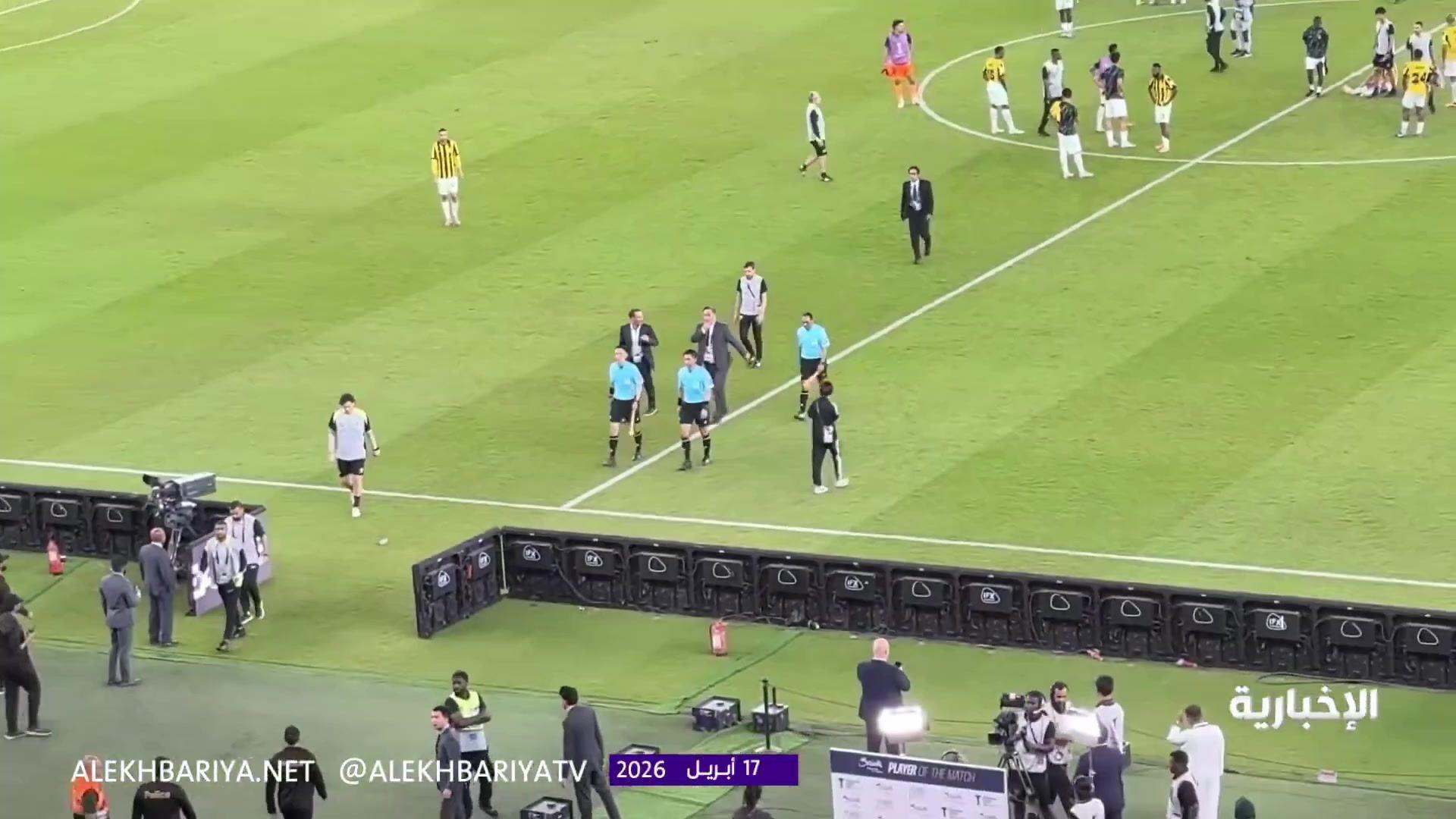 输不起！吉达联合球迷扔水瓶攻击马宁裁判组，疑似还怒骂fxxk u