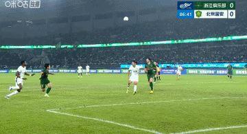 媒体人：恩科洛洛膝盖伤势不轻，在队医搀扶下离场