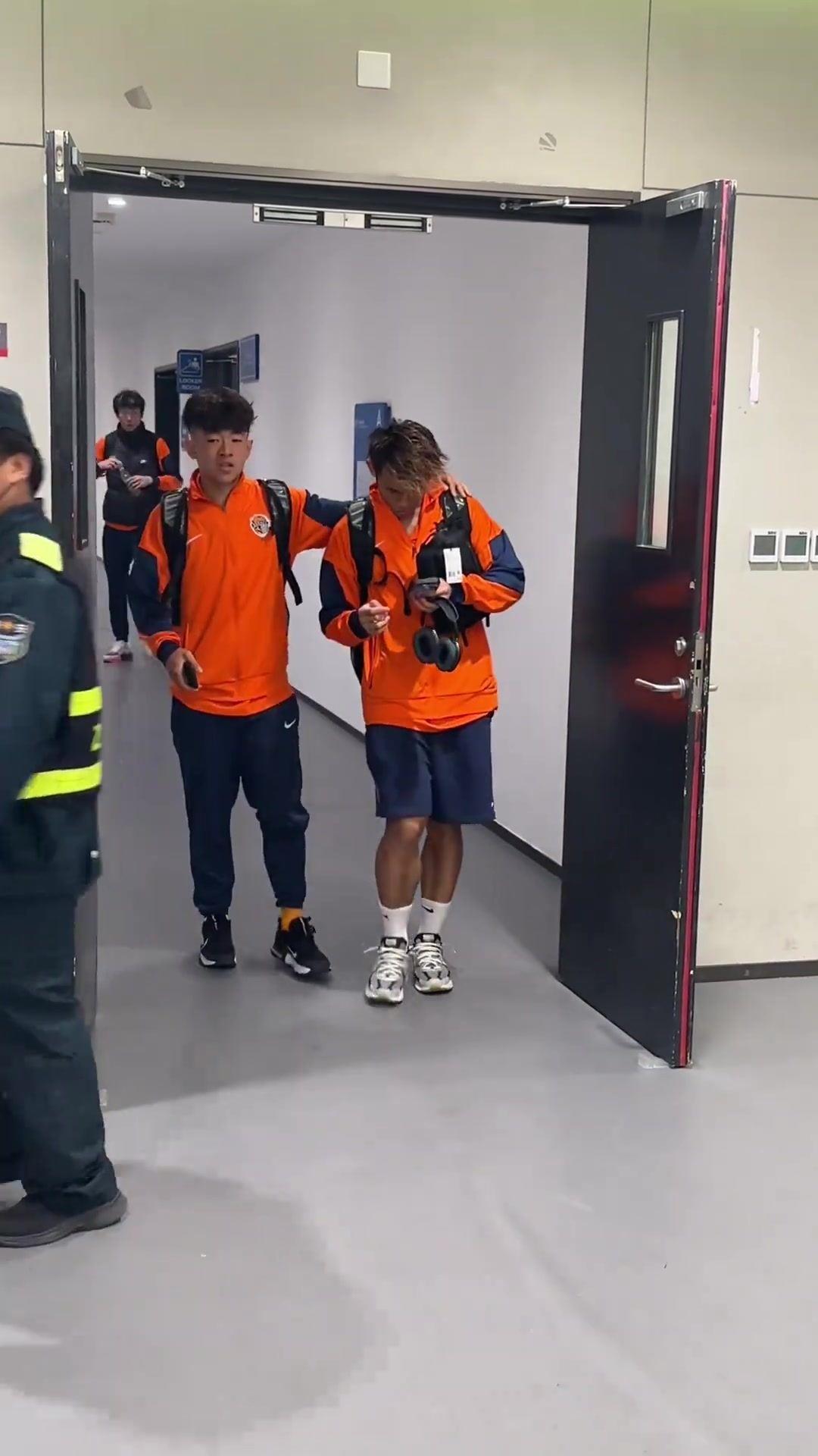 记者：“青岛德比”最后时刻受伤，邝兆镭赛后步履蹒跚