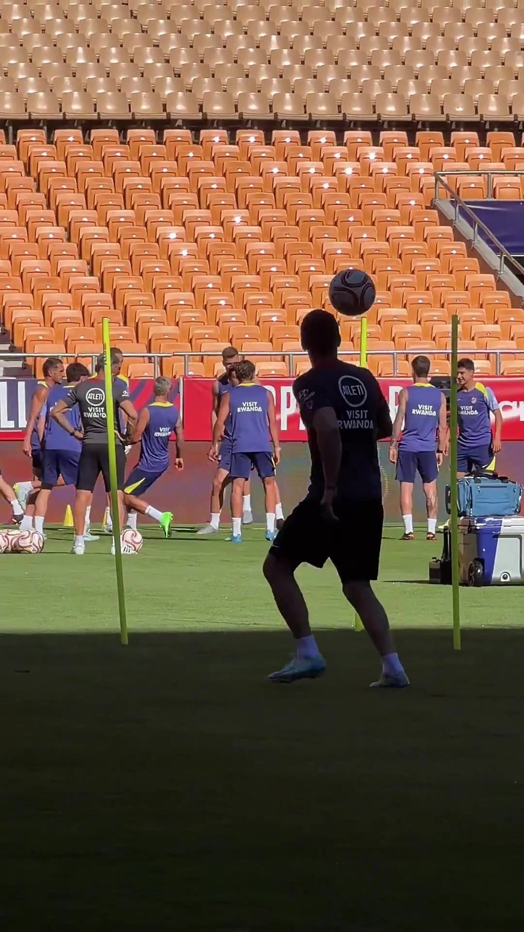 宝刀不老！西蒙尼国王杯赛前训练颠球秀脚法