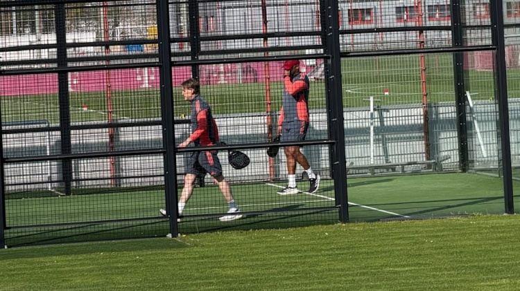 忙里偷闲！孔帕尼和弗罗因德今日训练后组队进行板式网球双打比赛