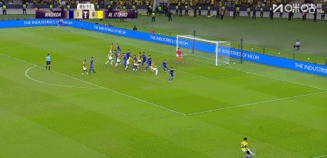 气炸了！吉达联合绝平因手球被吹，佩雷拉情绪激动跟马宁争辩染黄