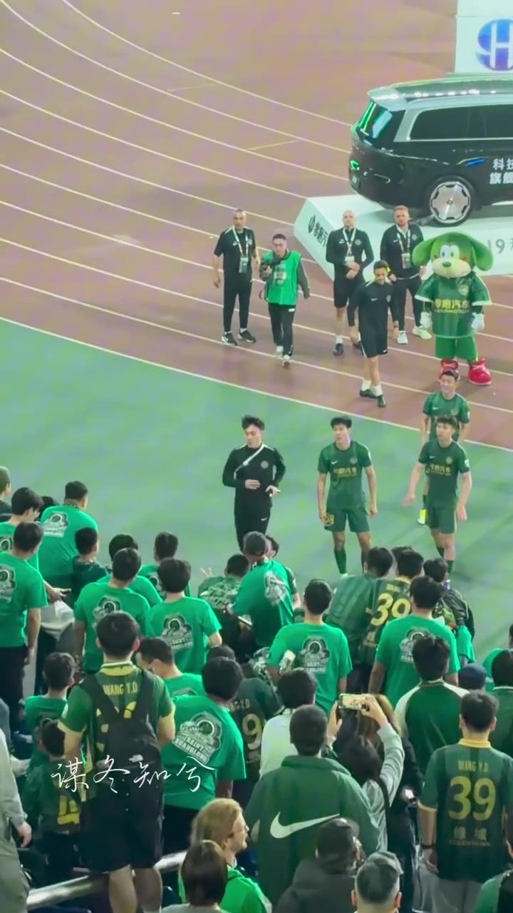 赛后谢场浙江球员与球迷发生口角争执 王钰栋示意大家冷静 被劝走