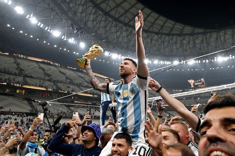 阿圭罗：不认为梅西在思考28年做什么 我想他的梦想是在巴萨告别