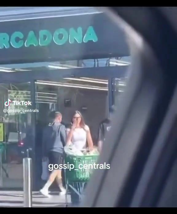 每体：佩德里与女友一起现身超市，网友称赞其低调