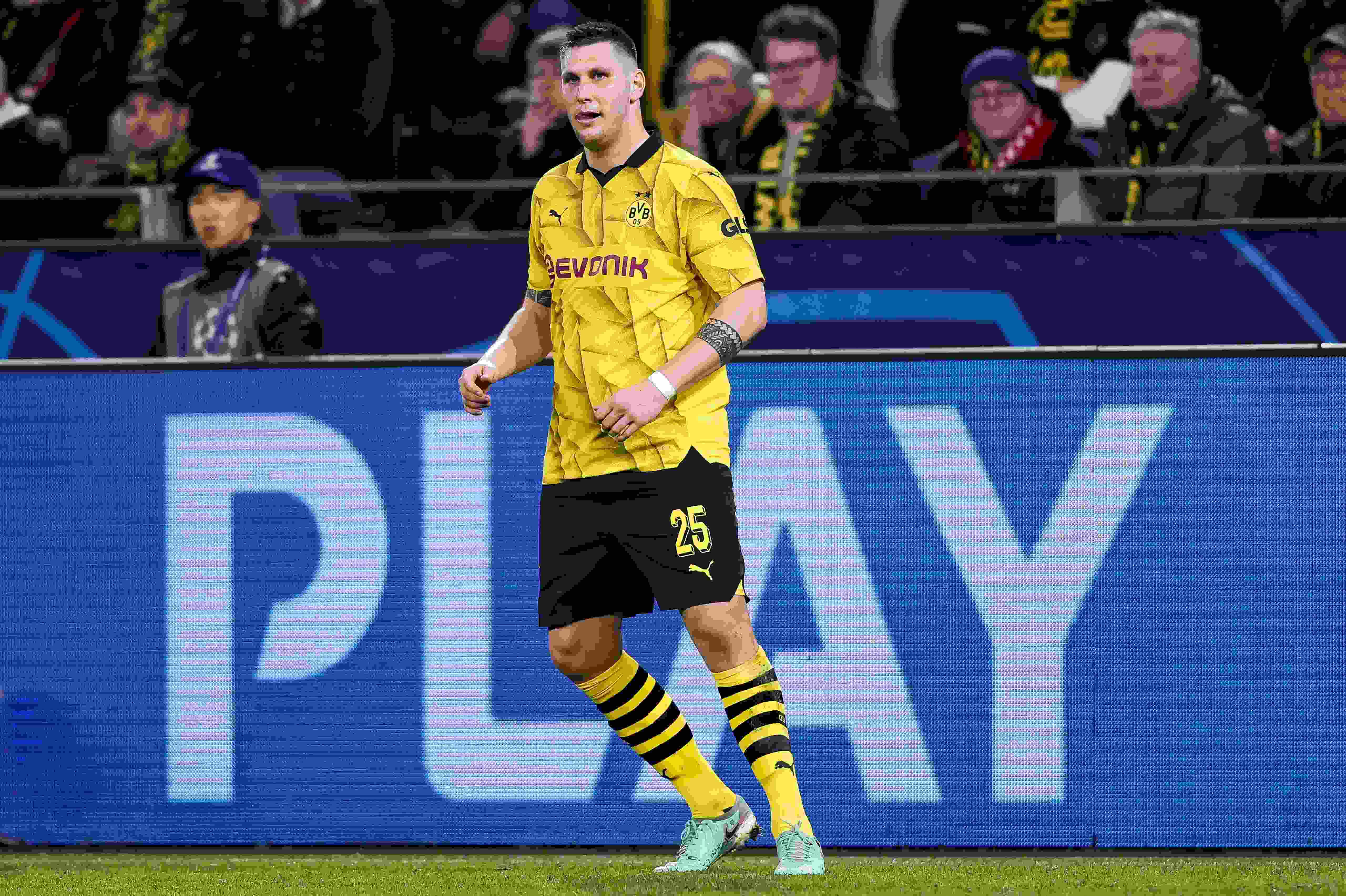 图片报：聚勒因膝伤提前下场，他可能踢完了代表多特最后一场比赛