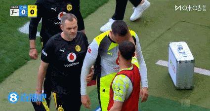 主裁谈聚勒手球：他倒地后将手伸向球的飞行路线，理应判罚点球