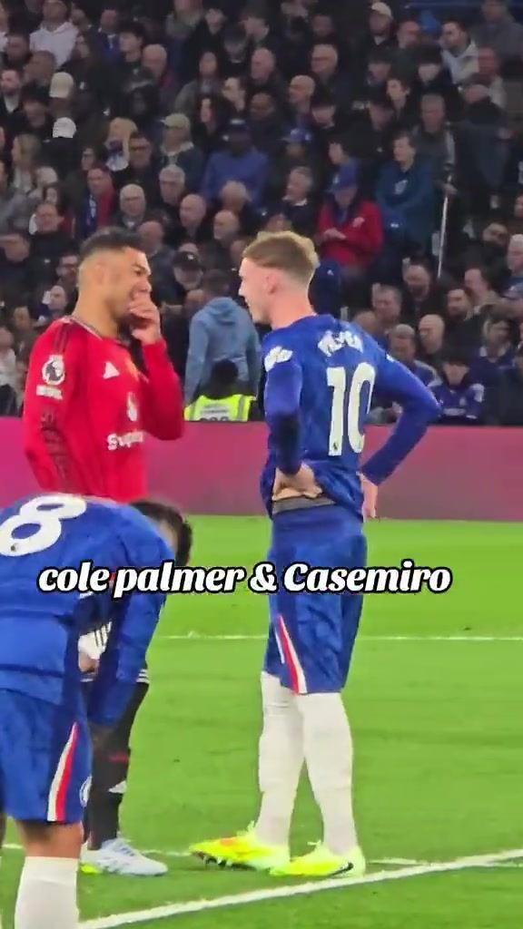 哥俩说啥呢？卡塞米罗与帕尔默在场上捂嘴交流，两人都露出了笑容