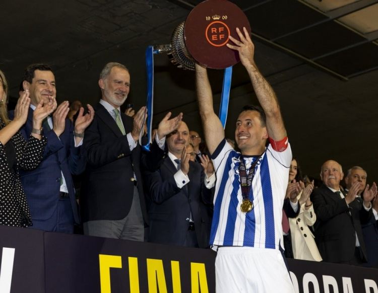 西班牙国王费利佩六世观战国王杯决赛，为皇家社会颁奖