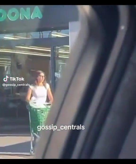 每体：球迷偶遇佩德里与女友逛超市，着装低调、与球迷合影