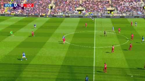 莫耶斯不满！霍尔在禁区与琼斯争抢球权时倒地，裁判示意没犯规