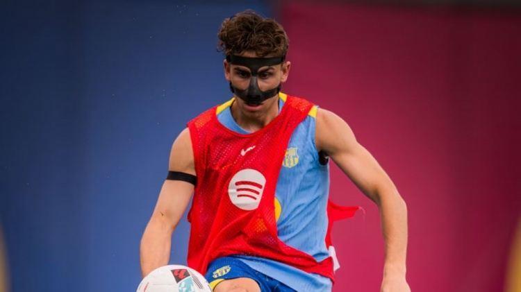 阿斯：费尔明戴着面具重返巴萨训练，此前停训数日以防伤口感染