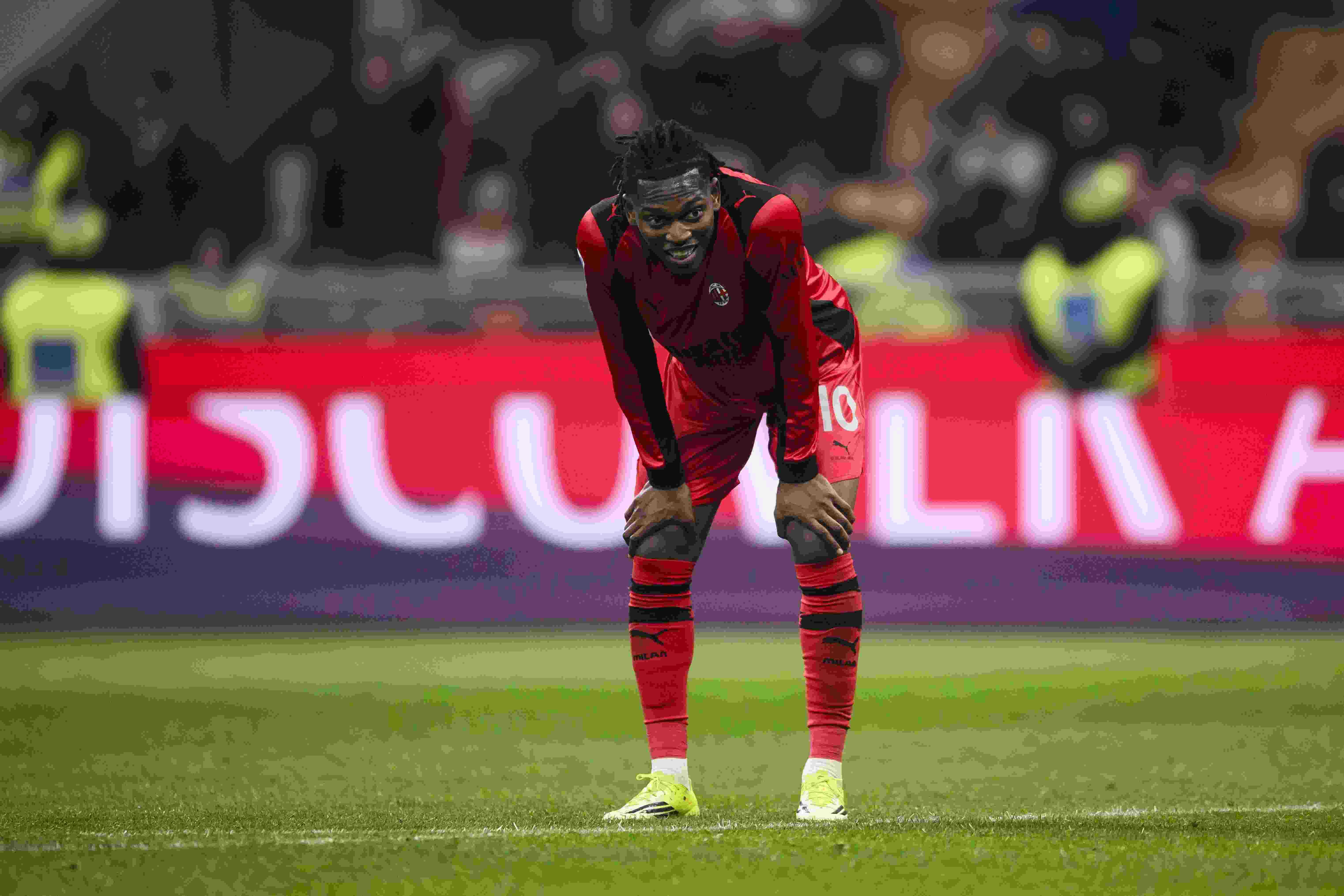 转播方：莱奥被换下后询问米兰助教原因，后者表示他没有积极前插