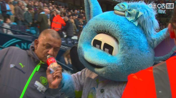 又来了上场手持阿森纳水瓶出圈的球迷赛前与曼城吉祥物合影