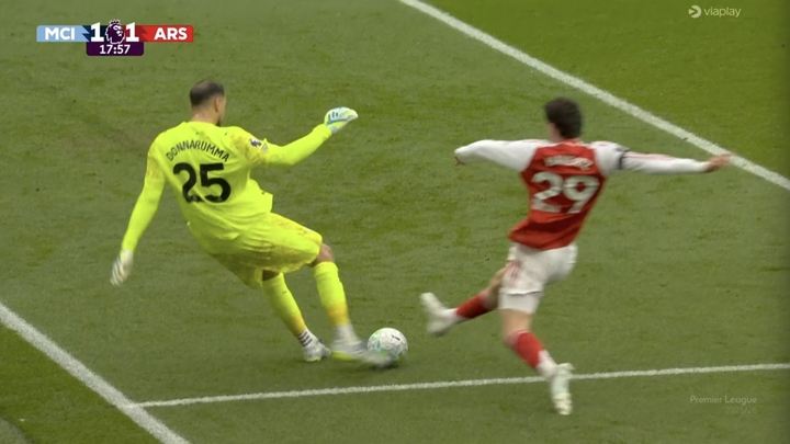 多纳鲁马超巨失误送礼！哈弗茨直接将球挡进，阿森纳1-1扳平曼城