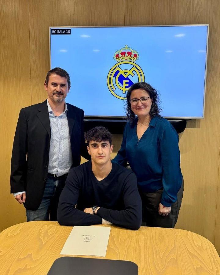 阿斯：哈维·纳瓦罗在青年欧冠的表现，除了冠以“圣徒”别无他选