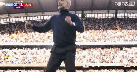 曼城2-1再度领先枪手！瓜迪奥拉场边激动庆祝，跳起双手指向看台