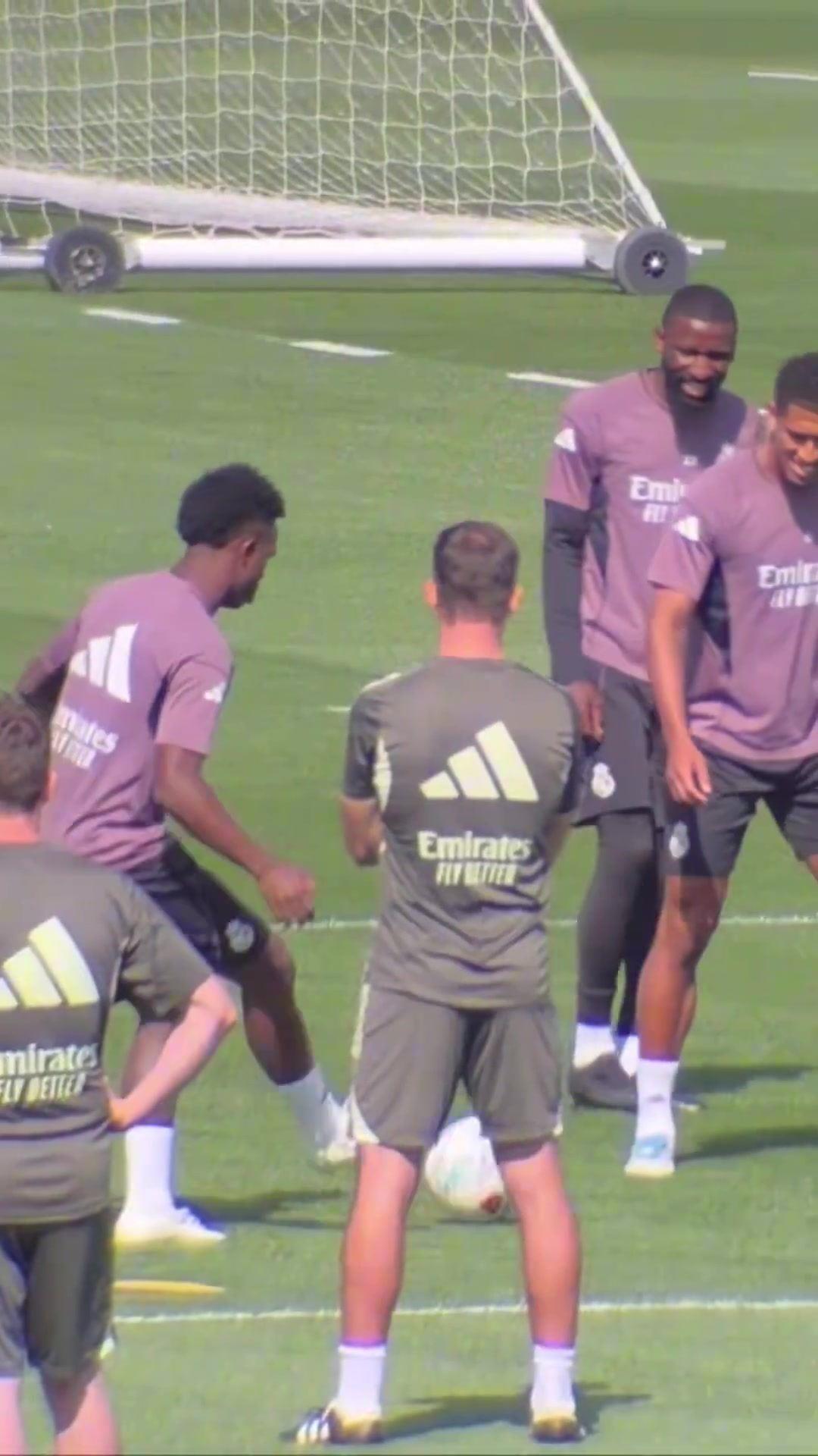 男人的痛！姆巴佩训练中误伤维尼修斯下体，随后上前表达歉意