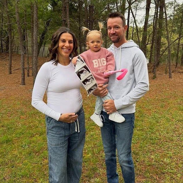 恭喜！邮报：43岁美国女足传奇卡莉·劳埃德与丈夫宣布再次怀孕