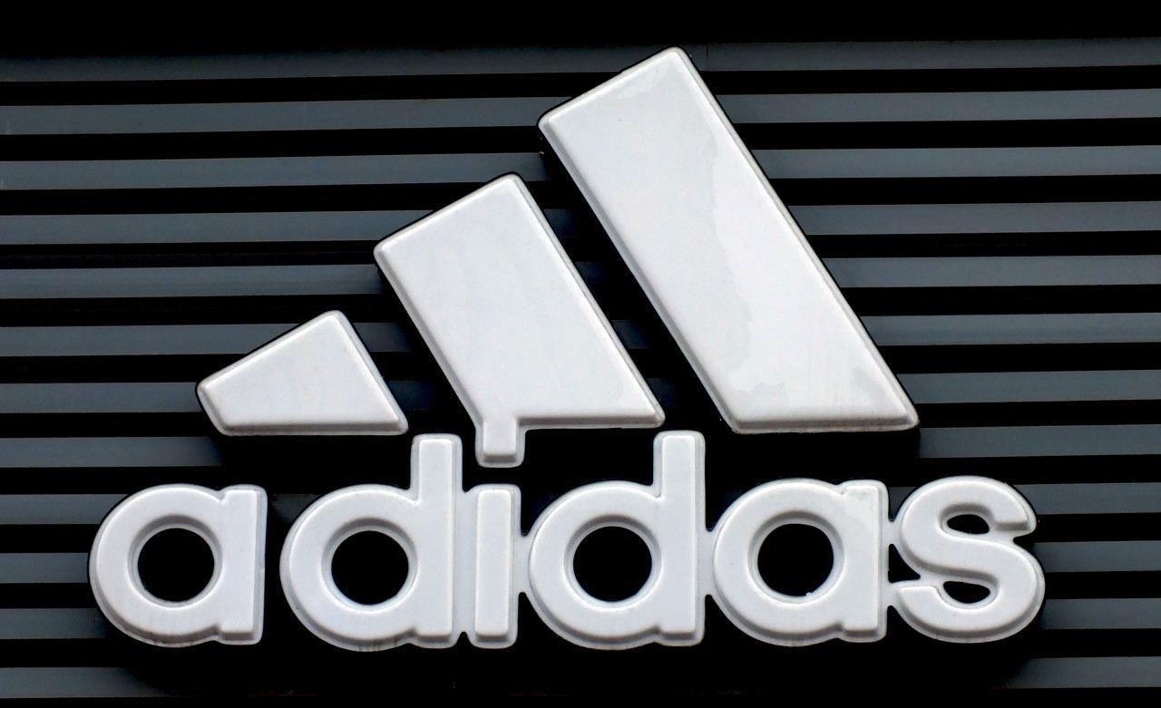 阿迪达斯调整足球装备赞助策略，营业利润上升54%达到20.6亿欧元