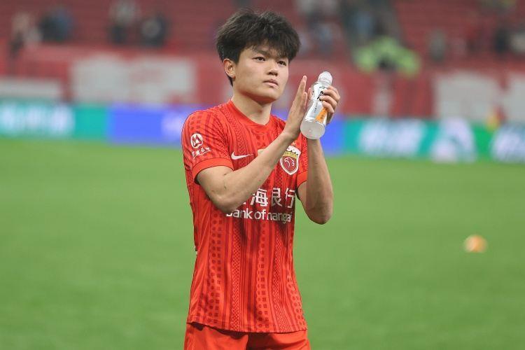 东体：海港单外援首发战平泰山，杨希、李帅赛后一起发红包