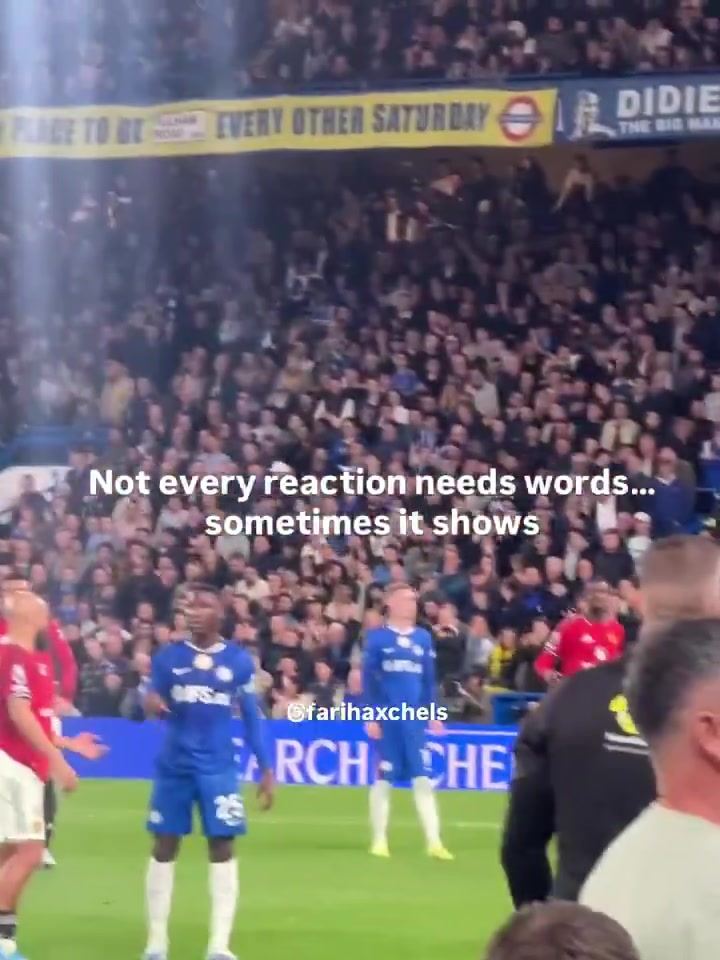 关系出现裂痕？福法纳被换下时未与罗塞尼尔教练组握手