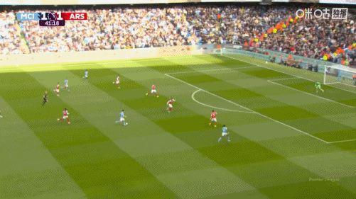 吃个暗亏！谢尔基狂踩单车晃过加布分球 被加布左手拉 右手拍后脑