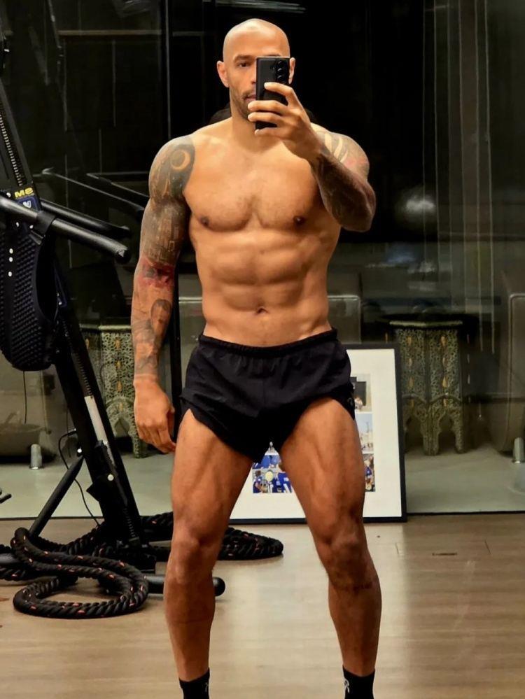 48岁亨利社媒秀肌肉，拳击名宿：价钱合适可以考虑约战一场