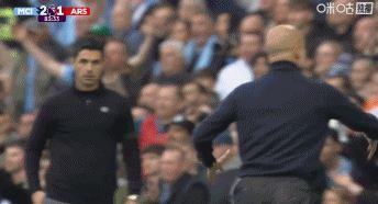 情绪激动！瓜迪奥拉在场边模仿加布“顶牛”哈兰德动作