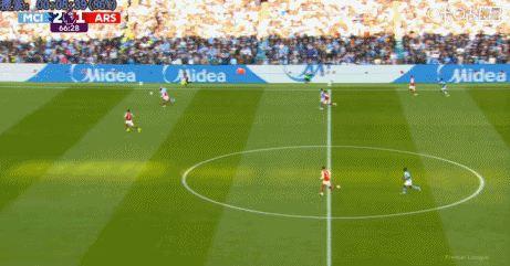 哈兰德穿上了性感露背装