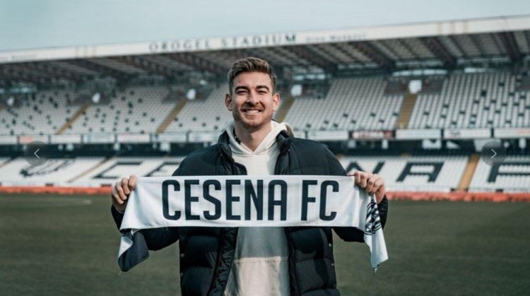 切塞纳门将小克林斯曼在比赛中受伤颈椎骨折，他是克林斯曼的儿子