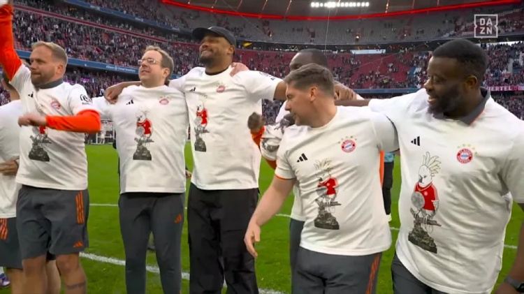 图片报介绍拜仁夺冠T恤上鹦鹉的由来：去年球队夺冠后从餐厅顺的