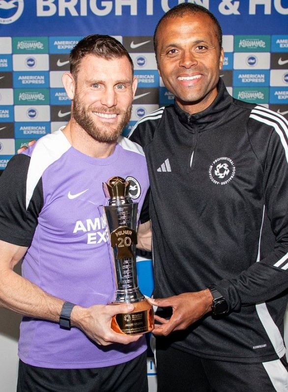 PFA向40岁米尔纳颁发纪念奖杯，祝贺其打破英超历史出场纪录