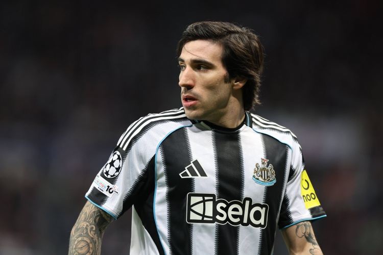 电讯报：曼联签托纳利的可能性在降低，沃顿球风和梅努相似难搭档