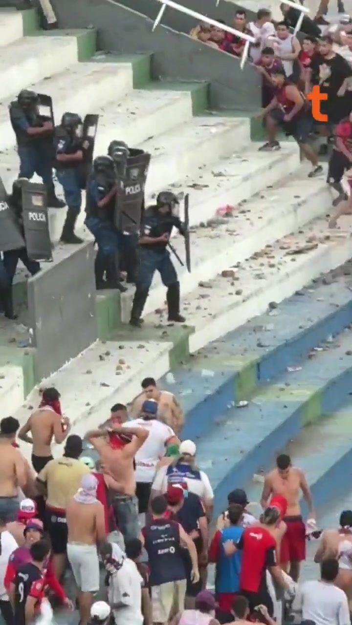 太阳报：巴拉圭国家德比大骚乱，多名警察受伤，孕妇被催泪弹击中