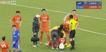 让腿震荡换人无空可钻？足球报：六阶段康复期能防止球员诈伤