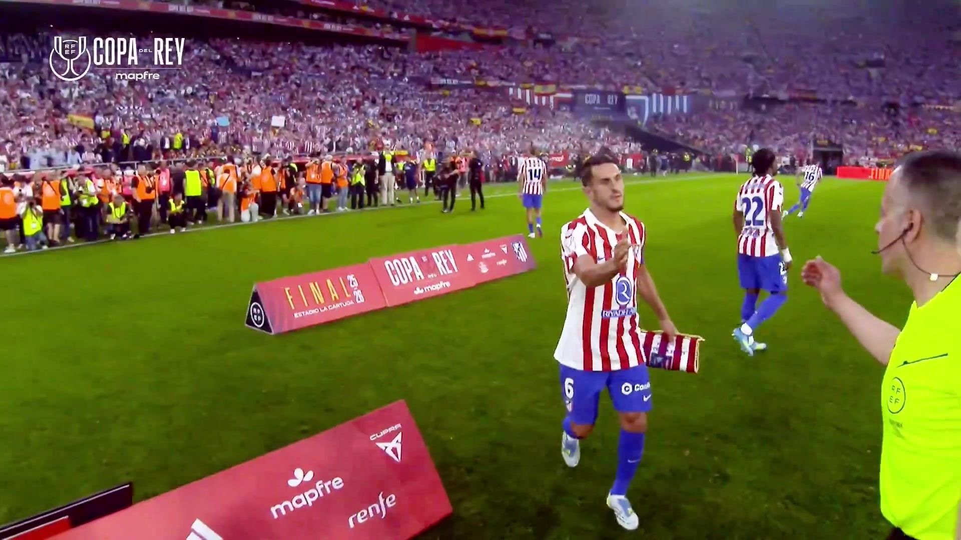 西足协发布国王杯决赛裁判视角视频：与西蒙尼交锋，和球员们打趣