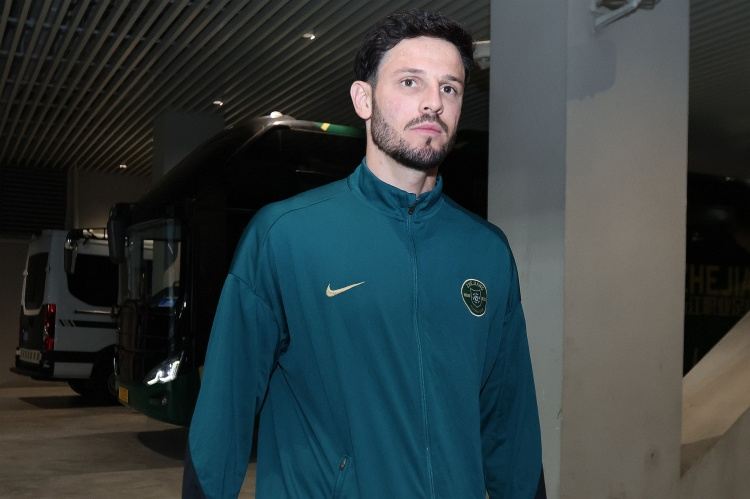 解说吴亮：卢卡斯赛前踩场训练时拉伤，比较严重可能伤停一个月