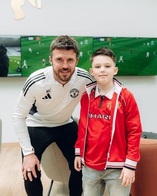 梦想成真！8岁曼联小球迷造访球队基地，得到专属球衣
