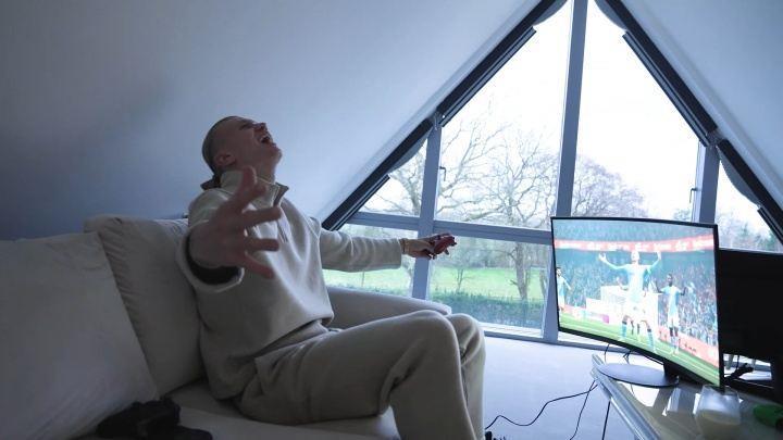 太狠了哈兰德今日发VLOG：玩FC26用曼城赢枪手，自己打进2球